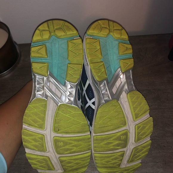 Women’s ASICS shoes - Picture 3 of 4